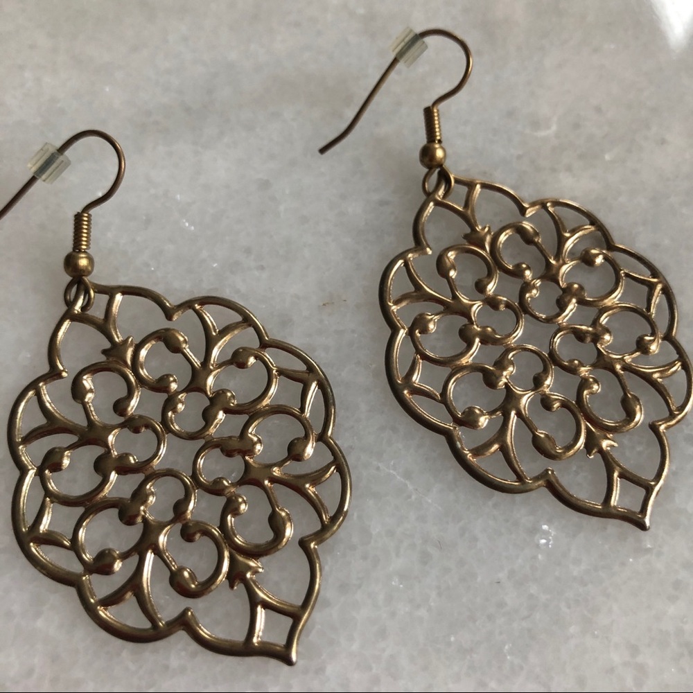 Filigree gold dangle earrings